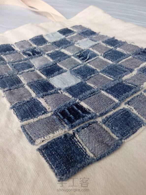 学习中……牛仔马赛克包包，做了一点小改进，满意满意，超级喜欢。自然光线实物拍摄大图细节图，最后一张文艺范儿的图，等等……中间乱入的花是什么鬼😂 第2张