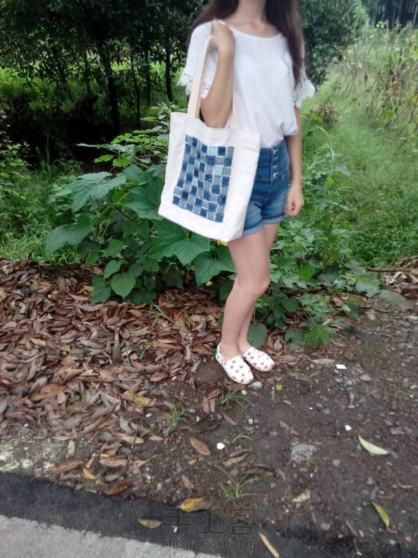学习中……牛仔马赛克包包，做了一点小改进，满意满意，超级喜欢。自然光线实物拍摄大图细节图，最后一张文艺范儿的图，等等……中间乱入的花是什么鬼😂 第5张