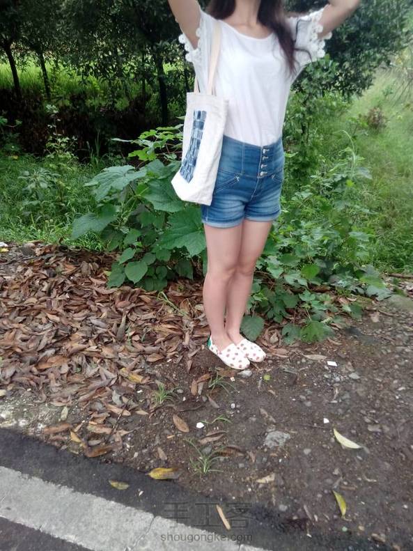 学习中……牛仔马赛克包包，做了一点小改进，满意满意，超级喜欢。自然光线实物拍摄大图细节图，最后一张文艺范儿的图，等等……中间乱入的花是什么鬼😂 第6张