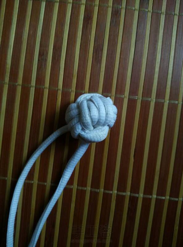 线球教程，谢谢老师分享，已学会，就是用鞋带做的，线不怎么好看，也没有光泽，哦，对了，这个只需要一根线就可以咯，不用剪刀的^ω^