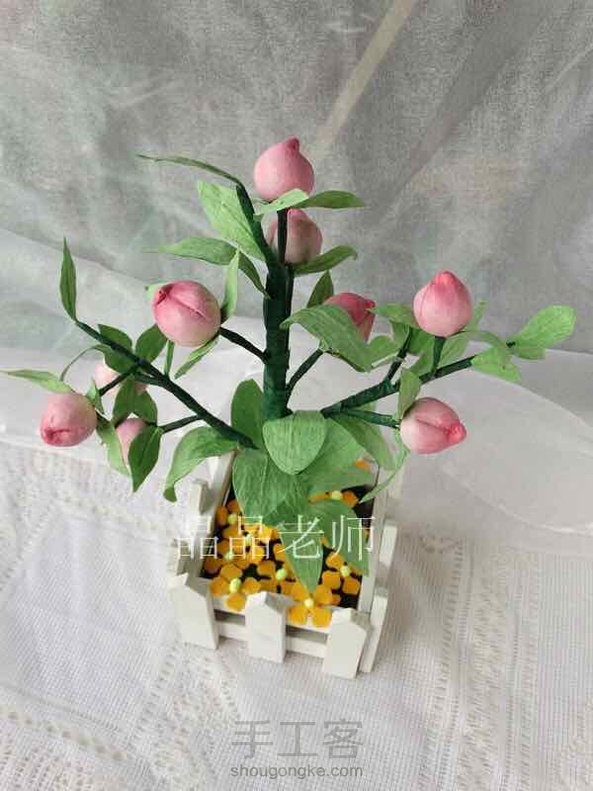 学生做的教师节礼物，＂桃子树＂纠结放在哪个圈，桃子是纸粘土材料，叶子是纸艺材料，不过桃子是主角，还是放粘土圈吧😁 第1张