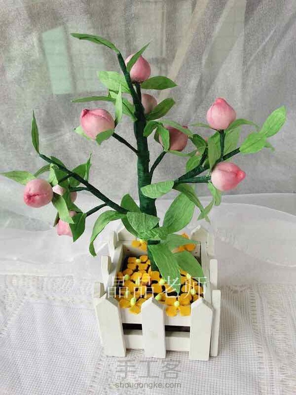 学生做的教师节礼物，＂桃子树＂纠结放在哪个圈，桃子是纸粘土材料，叶子是纸艺材料，不过桃子是主角，还是放粘土圈吧😁 第2张