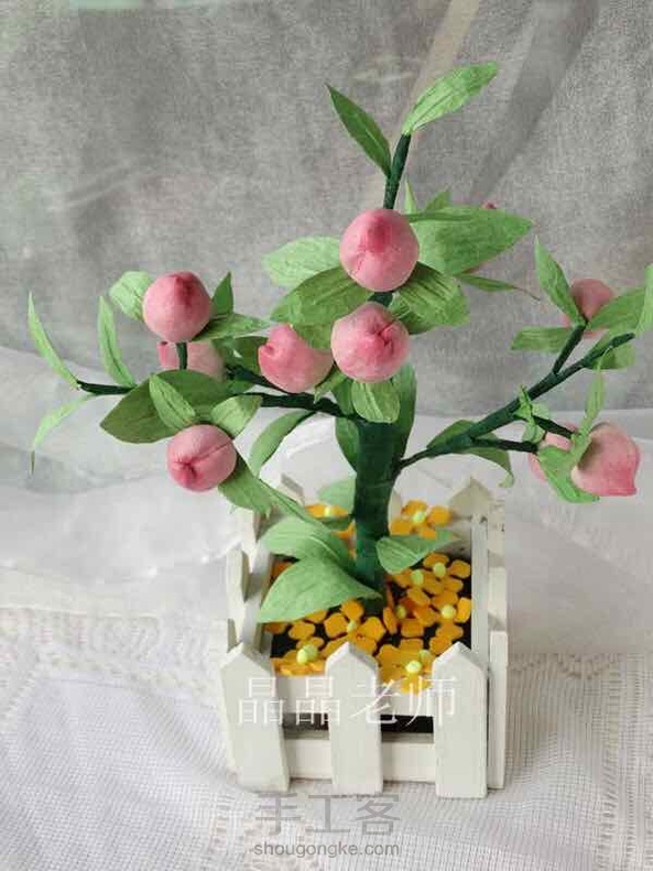 学生做的教师节礼物，＂桃子树＂纠结放在哪个圈，桃子是纸粘土材料，叶子是纸艺材料，不过桃子是主角，还是放粘土圈吧😁 第5张