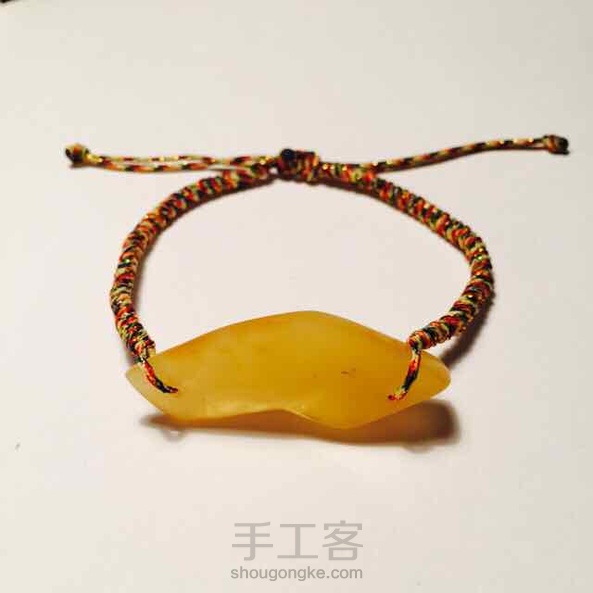 终于完成定制款，（（；￣ェ￣）定制款，这样说，真的大丈夫…）做完我内心几乎是崩溃的…不说我有多小心翼翼的编金刚结，绳应该留多少，应该编多长，我都研究了老半天…可能我太笨了…（顺便说一句，18cm左右的手腕单边用绳一米。）