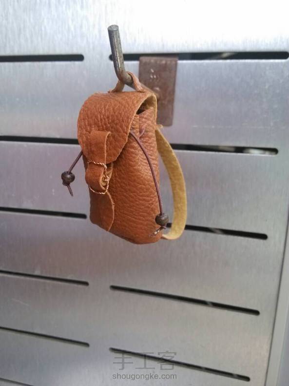 终于完成了！自我感觉良好。不过我把包带加长点，日子扣我是用铁丝编的。美美哒！