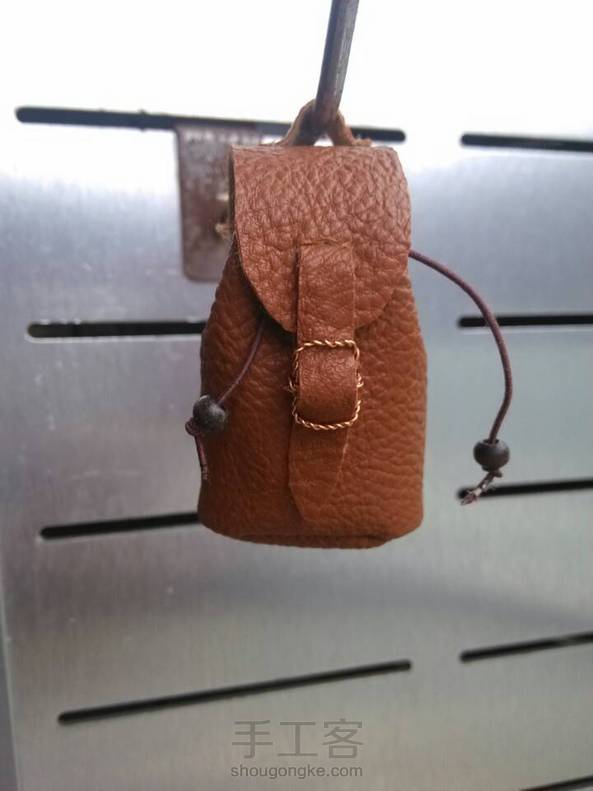 终于完成了！自我感觉良好。不过我把包带加长点，日子扣我是用铁丝编的。美美哒！ 第3张