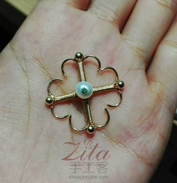 交作业，本想中间用女皇贝石，但好像差点什么似的，还是改为用珍珠吧。。。换了种方式把珍珠弄上去，但心形的线短了，有些合不起，美中不足！ 第1张