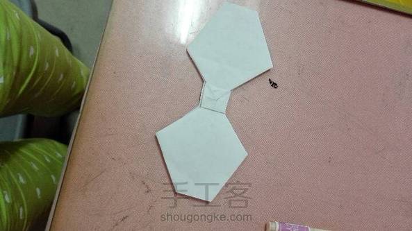 因为家里没有彩色卡纸，所以直接用白纸算了。我的还算可以吧