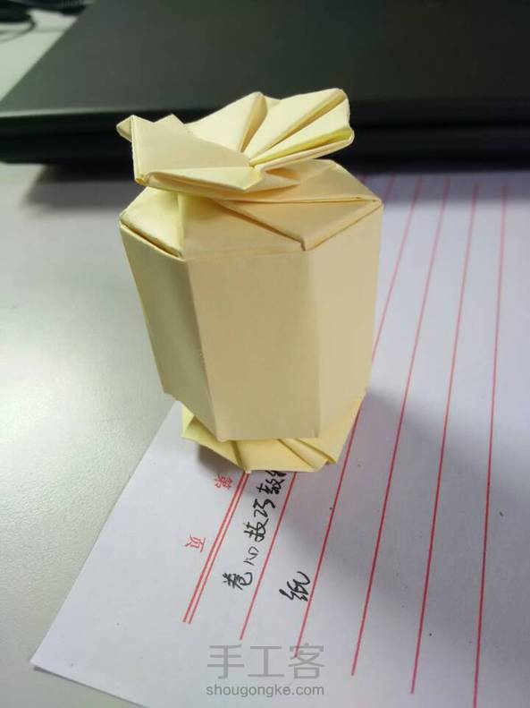 塞进去两节意思就是本来纸是长条的嘛，把它卷起来，插好，然后再开始折