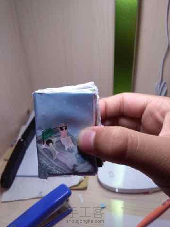 做的不好，勿喷。😅做的稍稍有些改变，但是还挺好的。用在娃娃上好合适，不错!