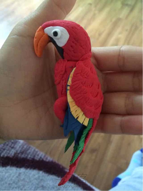 儿子非让我捏，其实好多细节捏的不到位，不过貌似发教程的老师步骤有问题啊！纯属个人意见啊，别喷我！还差爪子没装，先得瑟一下吧！