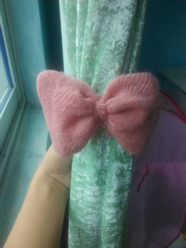做衣服的围巾还剩下不少本想给宝宝做的可是好像少了一点，就拿来做别的吧！先给自己做个暖暖的蝴蝶结发圈！怎么样还不错吧
