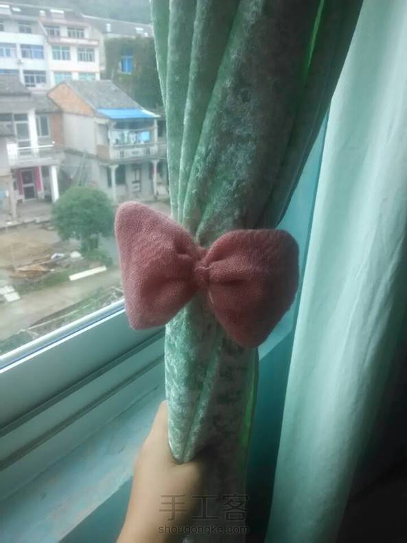 做衣服的围巾还剩下不少本想给宝宝做的可是好像少了一点，就拿来做别的吧！先给自己做个暖暖的蝴蝶结发圈！怎么样还不错吧 第1张