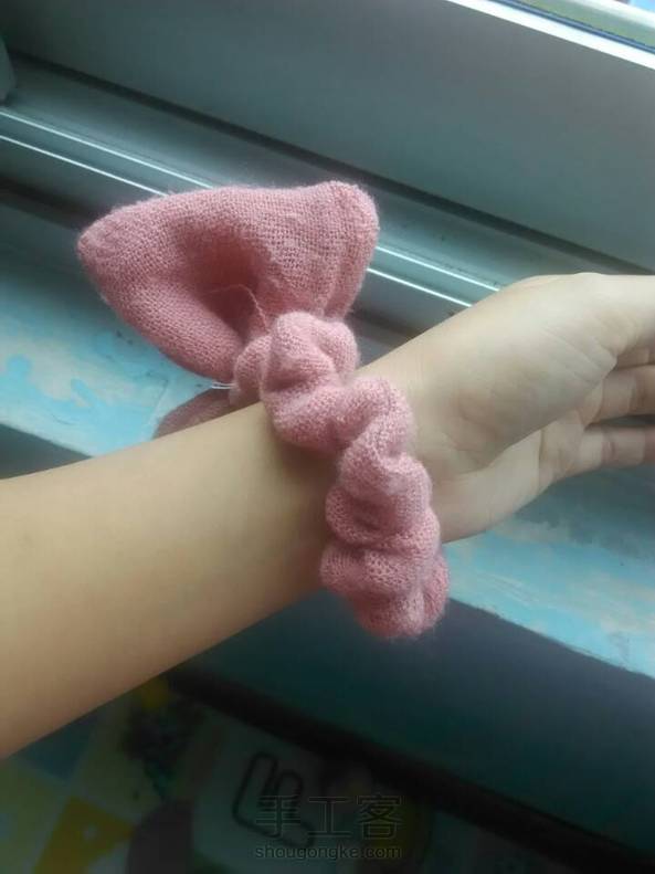 做衣服的围巾还剩下不少本想给宝宝做的可是好像少了一点，就拿来做别的吧！先给自己做个暖暖的蝴蝶结发圈！怎么样还不错吧 第2张