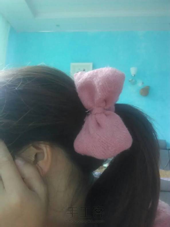 做衣服的围巾还剩下不少本想给宝宝做的可是好像少了一点，就拿来做别的吧！先给自己做个暖暖的蝴蝶结发圈！怎么样还不错吧 第3张