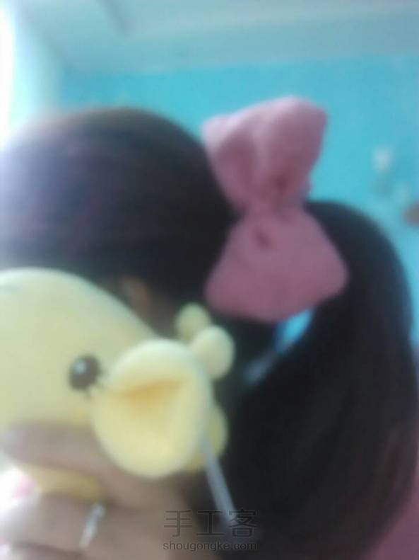 做衣服的围巾还剩下不少本想给宝宝做的可是好像少了一点，就拿来做别的吧！先给自己做个暖暖的蝴蝶结发圈！怎么样还不错吧 第4张