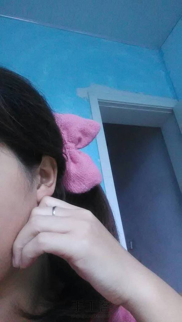 做衣服的围巾还剩下不少本想给宝宝做的可是好像少了一点，就拿来做别的吧！先给自己做个暖暖的蝴蝶结发圈！怎么样还不错吧 第6张