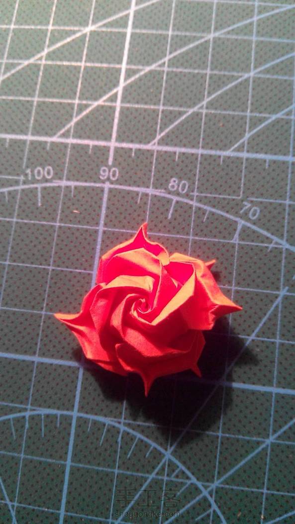 第一次折，整形有点难看。底下的四个花瓣折小了，看不到