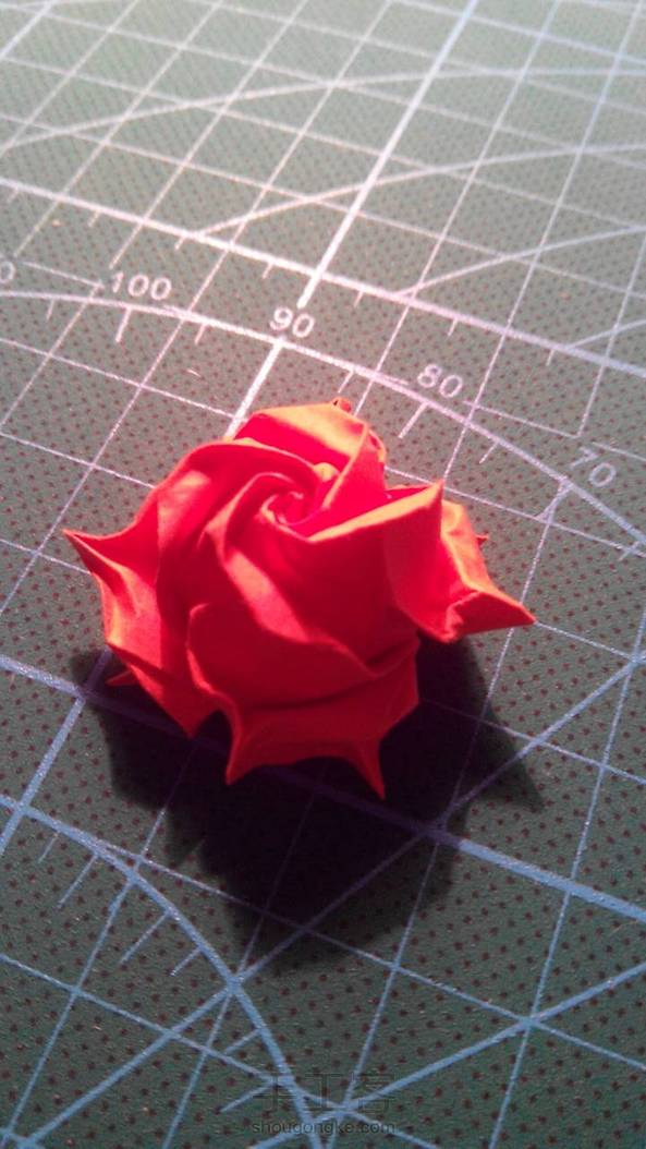 第一次折，整形有点难看。底下的四个花瓣折小了，看不到 第1张