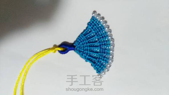 正反两面的效果，好看。原想用米珠串在尾部，可是穿不进，就改用了大一点的珠子。 第3张