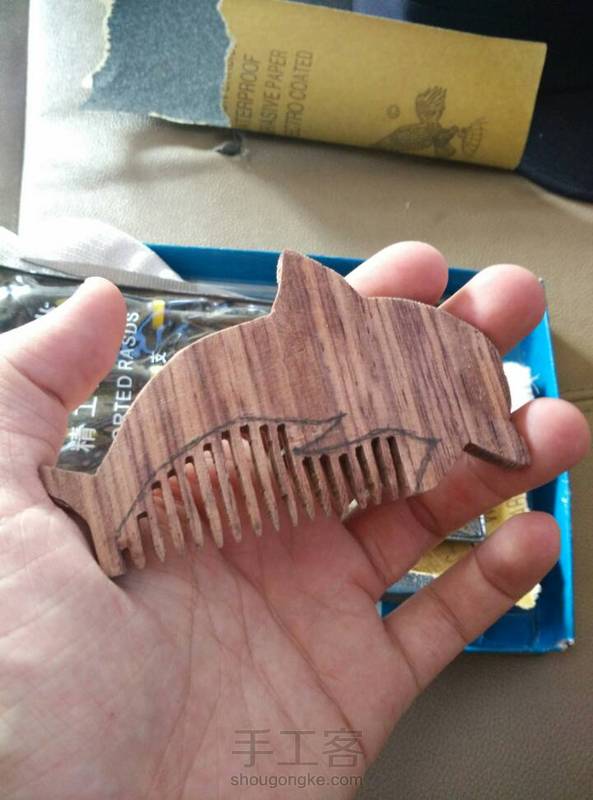 在这看一个教程学习的，模仿着做。梳齿用钢锯锯的，有点费事。雕刻真心不会…