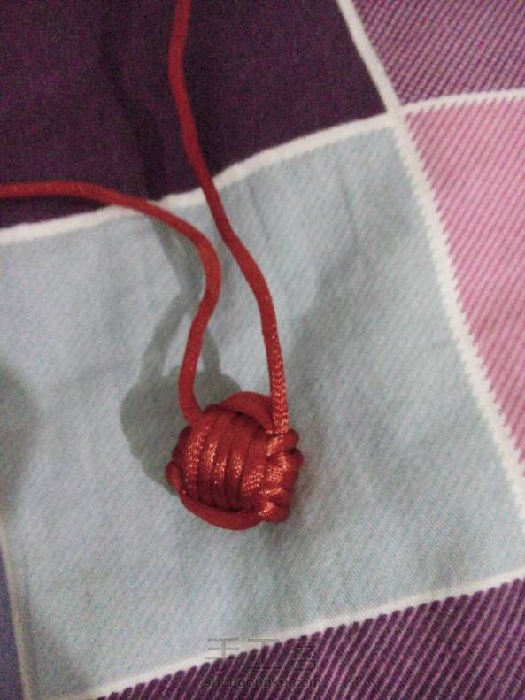 感动啊，虽然编的很粗糙，但是第一次能编成这样，我已经很感动了。哈哈😄里面是不是要放个圆的啊？我没找到圆的东西，就放了个椭圆的，变出来感觉有点怪怪的。哈哈，激动(≧▽≦)/ 第1张