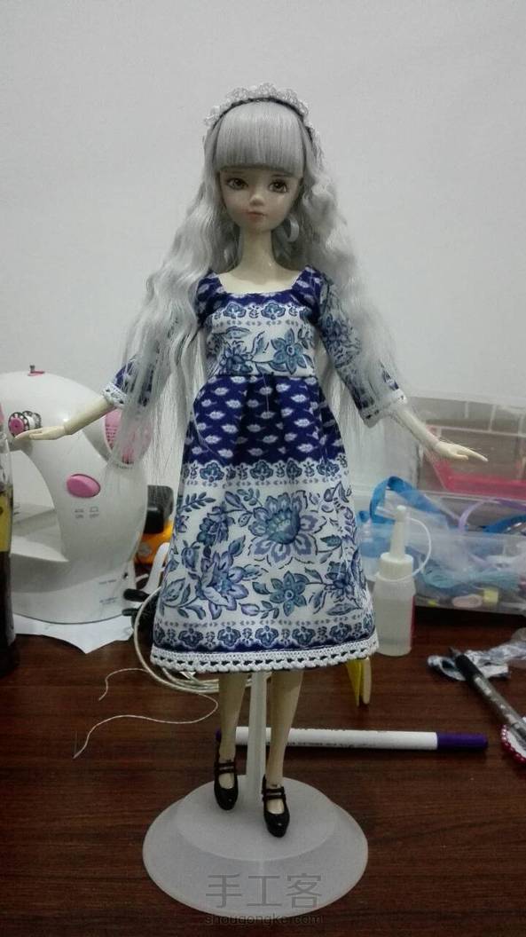 首先非常感谢卖梦人的教程，对于尺寸什么的都标得很清楚，我就直接拿来用了，省了很多事。裙子很简单，原本也想做条围裙什么，看着太单调了，但找不到合适的颜色和布来搭配，所以最后想来想去就觉得算了，直接在袖口和裙摆加了一圈花边，觉得还是挺好看的。再次感谢卖梦人的教程哈！！