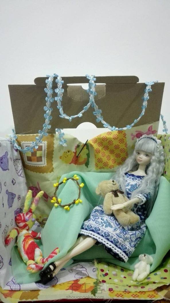 首先非常感谢卖梦人的教程，对于尺寸什么的都标得很清楚，我就直接拿来用了，省了很多事。裙子很简单，原本也想做条围裙什么，看着太单调了，但找不到合适的颜色和布来搭配，所以最后想来想去就觉得算了，直接在袖口和裙摆加了一圈花边，觉得还是挺好看的。再次感谢卖梦人的教程哈！！ 第1张