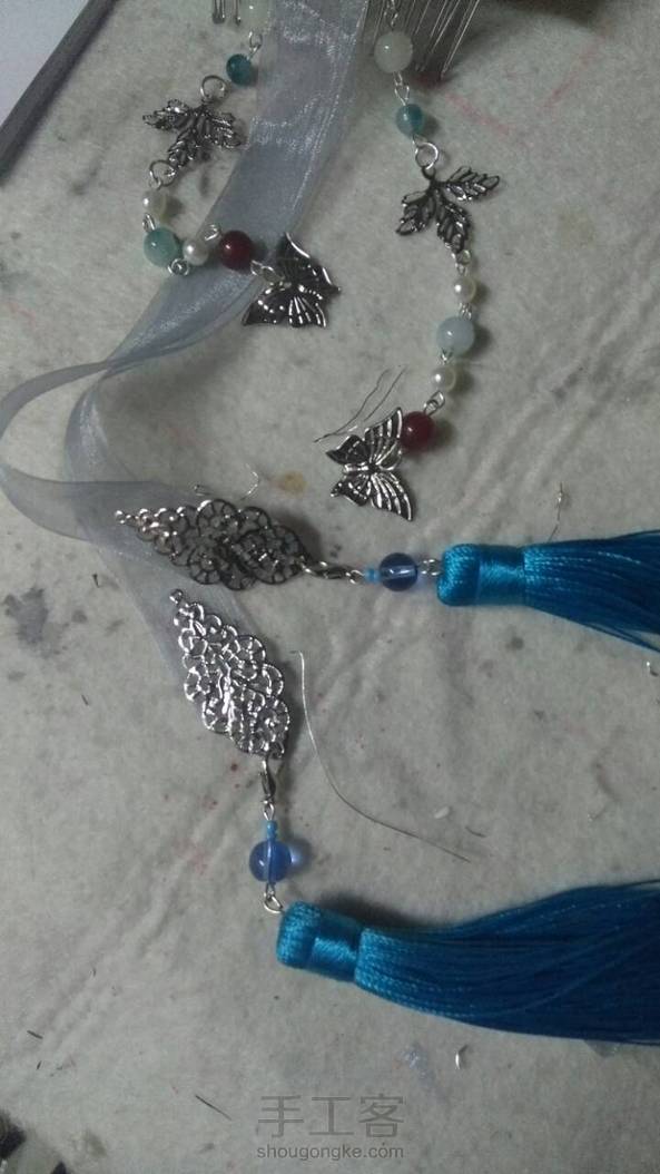 我的花片珠子什么的都用的差不多了-_-。。然而妈妈不让我买新的。。于是就只能做成这样了。。😂😂😂😂