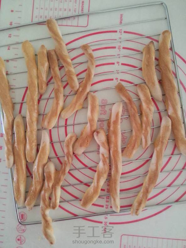 觉得自己够笨的，做的好丑啊！但是吃起来还不错哦！按照老师说的加了点黄油，大成给我点了赞！😊😊