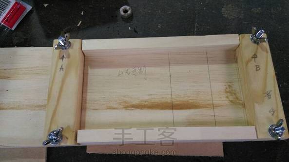 各位盆友們，有沒有覺得打磨書籤或一些扁平的小料是件麻煩事，想找一個更快更簡單的方式。來來來，今天給各位介紹這個高科技低成本的磨砂板，讓你三十分鐘輕輕鬆鬆打磨完一支書籤，還保證木料的齊平喔。 第3张