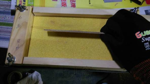 各位盆友們，有沒有覺得打磨書籤或一些扁平的小料是件麻煩事，想找一個更快更簡單的方式。來來來，今天給各位介紹這個高科技低成本的磨砂板，讓你三十分鐘輕輕鬆鬆打磨完一支書籤，還保證木料的齊平喔。 第7张