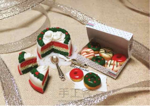快圣诞节了？凑个热闹呗～现在逛街到处都红红绿绿的，挺好看～感觉只有在圣诞节的时候红配绿才是特别顺眼好看滴～做一个软陶迷你圣诞点心小场景，都是红配绿…😁😁😁用Krispy Kreme的圣诞甜甜圈做模特，听说只有日本韩国有售？好玩也超简单哒～一起玩耍～😘😘😘