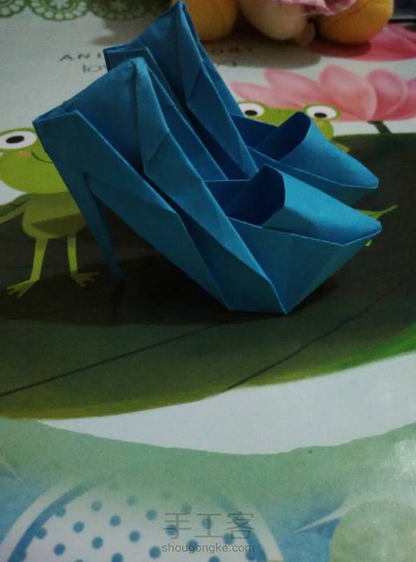废了4好多张纸才完成的！
一双高跟鞋！