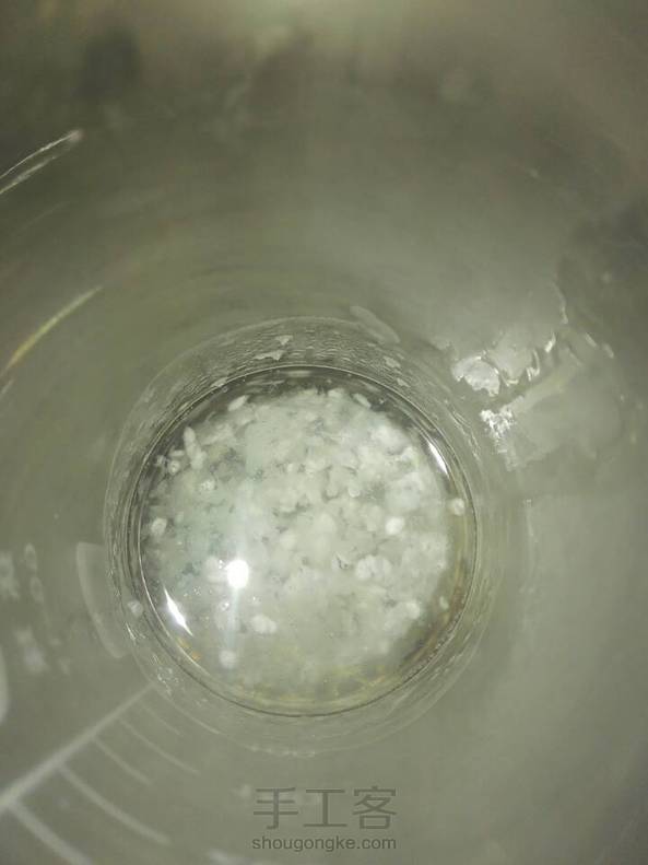 北方隆冬真的是阴冷阴冷的，而且十分的干燥，最近看到身边很多人的手脚都出现红肿甚至冻疮干裂现象～于心不忍，用简单的材料做出一款防冻防干的护手霜，小巧轻便可以随身携带，呵护双手～ 第5张