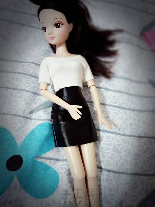 旧T恤皮裤改造娃娃衣服。 第3张