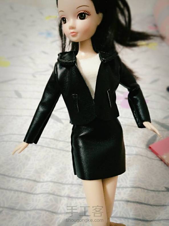 旧T恤皮裤改造娃娃衣服。 第4张