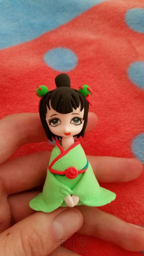 人家做的是个日本妹子，我做出来的像个小孩在打坐，不过我觉得这小眼神像是个做错事的小娃娃，所以决定在改改。改好上图。 第1张