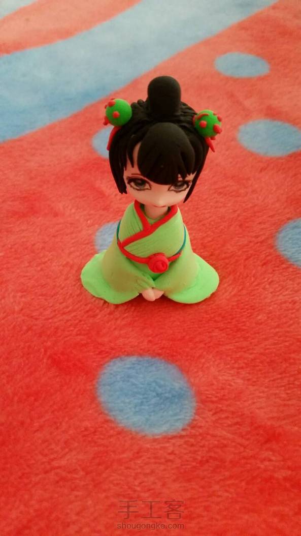人家做的是个日本妹子，我做出来的像个小孩在打坐，不过我觉得这小眼神像是个做错事的小娃娃，所以决定在改改。改好上图。 第2张