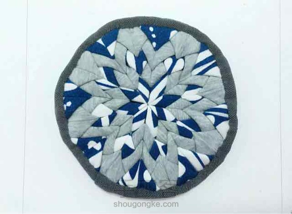 先尝试了做一个小小的杯垫，形状不是太圆😆😆 第1张