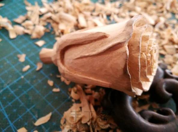 为了方便挂绳 底下留了一个花骨朵儿