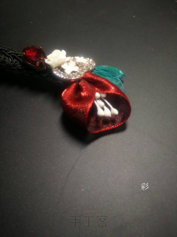 这是有绿叶的红色郁金香，有详细教程，不喜欢绿叶的换成别的都可以，成品真心美，红配绿和红配黑都美得不要不要的 第1张