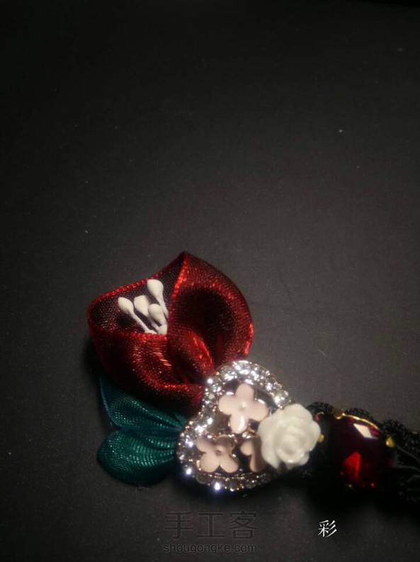 这是有绿叶的红色郁金香，有详细教程，不喜欢绿叶的换成别的都可以，成品真心美，红配绿和红配黑都美得不要不要的 第2张