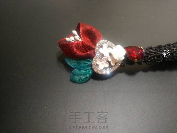 这是有绿叶的红色郁金香，有详细教程，不喜欢绿叶的换成别的都可以，成品真心美，红配绿和红配黑都美得不要不要的 第3张