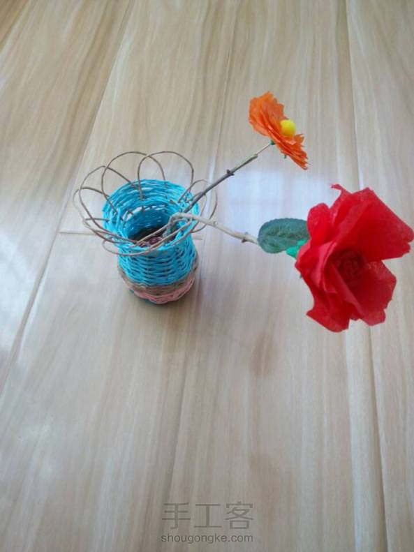 第一次编花瓶，我已经尽力了。。。。😁😁😢配做的花是不是还勉强。。。。。