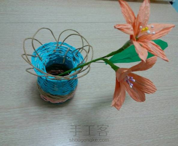 第一次编花瓶，我已经尽力了。。。。😁😁😢配做的花是不是还勉强。。。。。 第2张