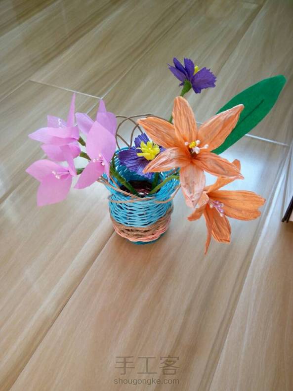 我没有这个颜色的纸藤用皱纹纸做的效果没有纸藤做的好，只买了香槟和紫色纸藤第一次买了做下次买别的颜色。家里其它颜色都是皱纹纸。。。皱纹纸薄。。。😊 第1张