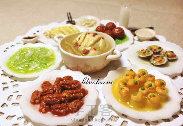 快过年啦～！😘😘😘这两天做了六个新的迷你中餐家常菜～分别是虾仁玉子豆腐、茄汁排骨、粉丝蒸扇贝、清炒白菜、四喜丸子、白切鸡，和以前的菜式摆起来～还有点团圆饭的赶脚😁～
几样菜都是第一次试做，不好的求轻喷～😁
在这里先祝大家新春快乐！新年新气象！平安顺利！🎉🎉🎉 第1张