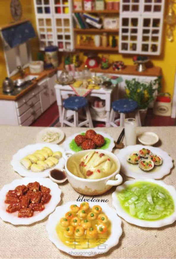 快过年啦～！😘😘😘这两天做了六个新的迷你中餐家常菜～分别是虾仁玉子豆腐、茄汁排骨、粉丝蒸扇贝、清炒白菜、四喜丸子、白切鸡，和以前的菜式摆起来～还有点团圆饭的赶脚😁～
几样菜都是第一次试做，不好的求轻喷～😁
在这里先祝大家新春快乐！新年新气象！平安顺利！🎉🎉🎉 第2张