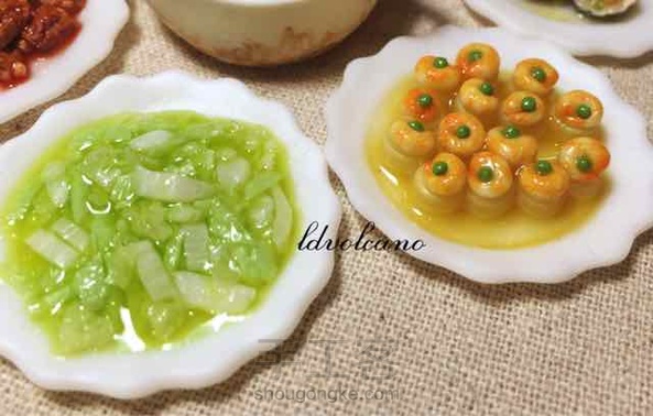 快过年啦～！😘😘😘这两天做了六个新的迷你中餐家常菜～分别是虾仁玉子豆腐、茄汁排骨、粉丝蒸扇贝、清炒白菜、四喜丸子、白切鸡，和以前的菜式摆起来～还有点团圆饭的赶脚😁～
几样菜都是第一次试做，不好的求轻喷～😁
在这里先祝大家新春快乐！新年新气象！平安顺利！🎉🎉🎉 第4张